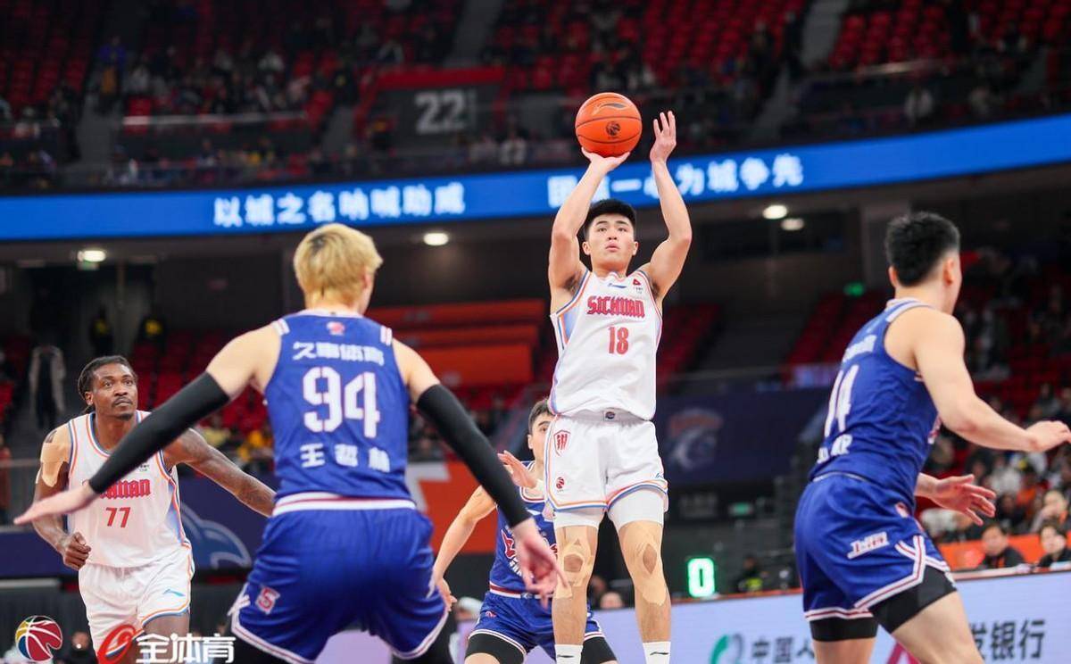 关于四川男篮再遭失败，教练组迅速调整战术备战的信息