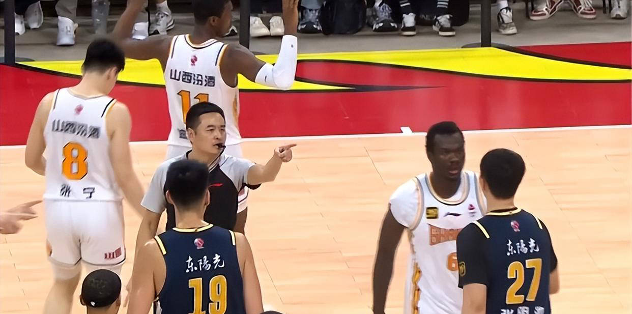 热门球队纷纷获胜，CBA联赛场面火爆